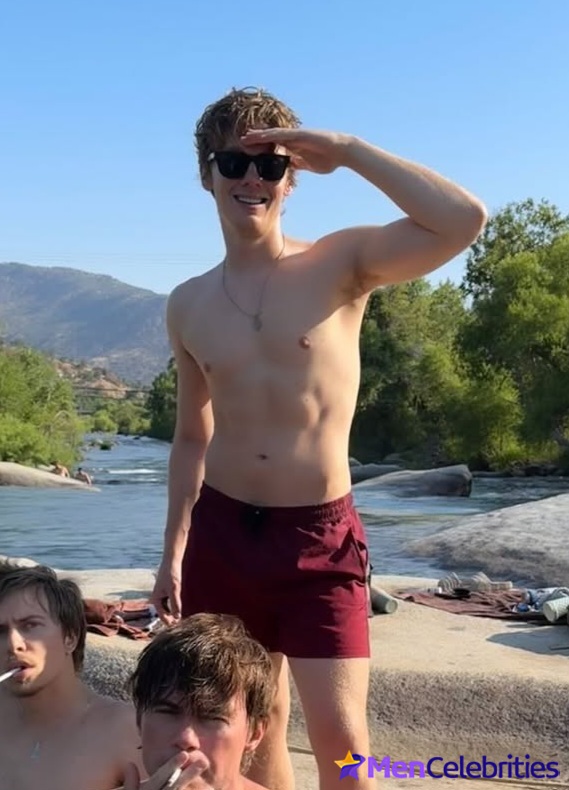 Hunter Doohan shirtless and bulge pics