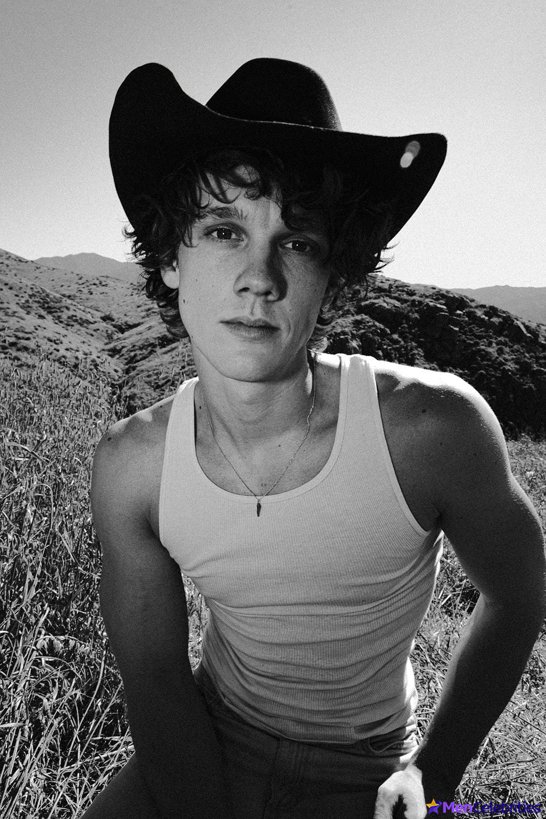 Hunter Doohan shirtless and bulge pics