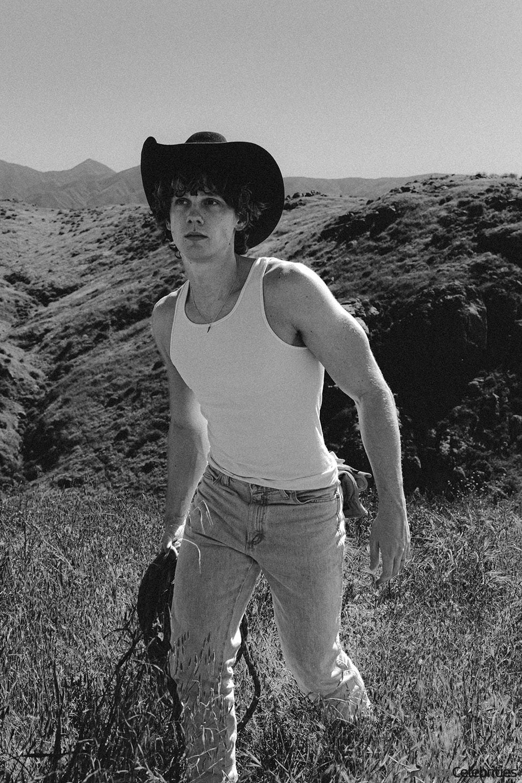 Hunter Doohan shirtless and bulge pics