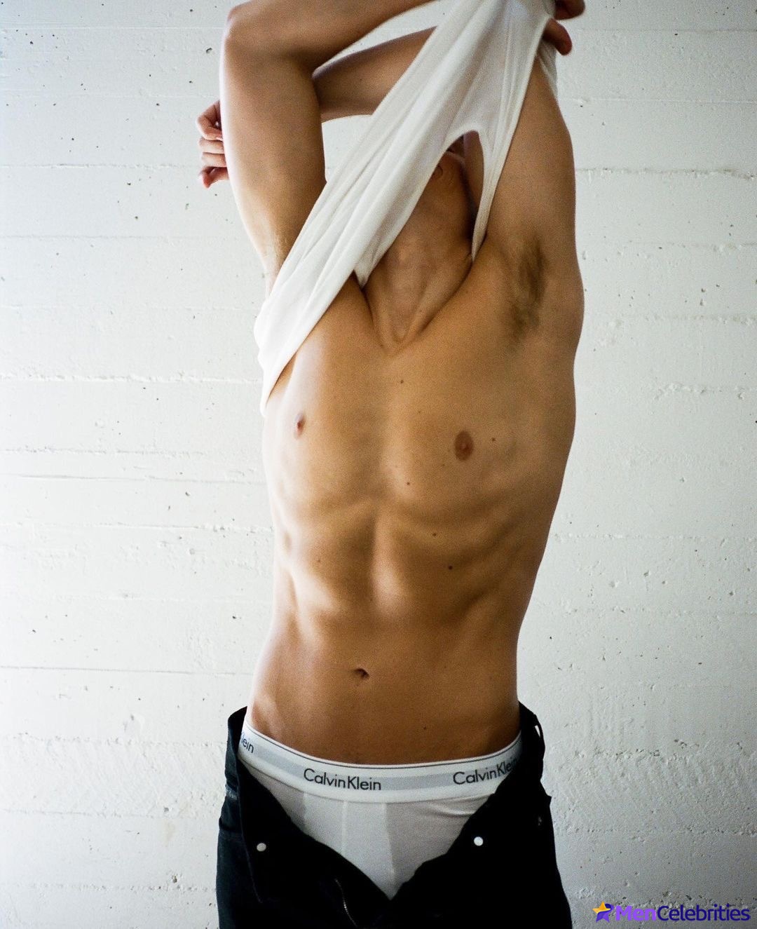 Hunter Doohan shirtless and bulge pics