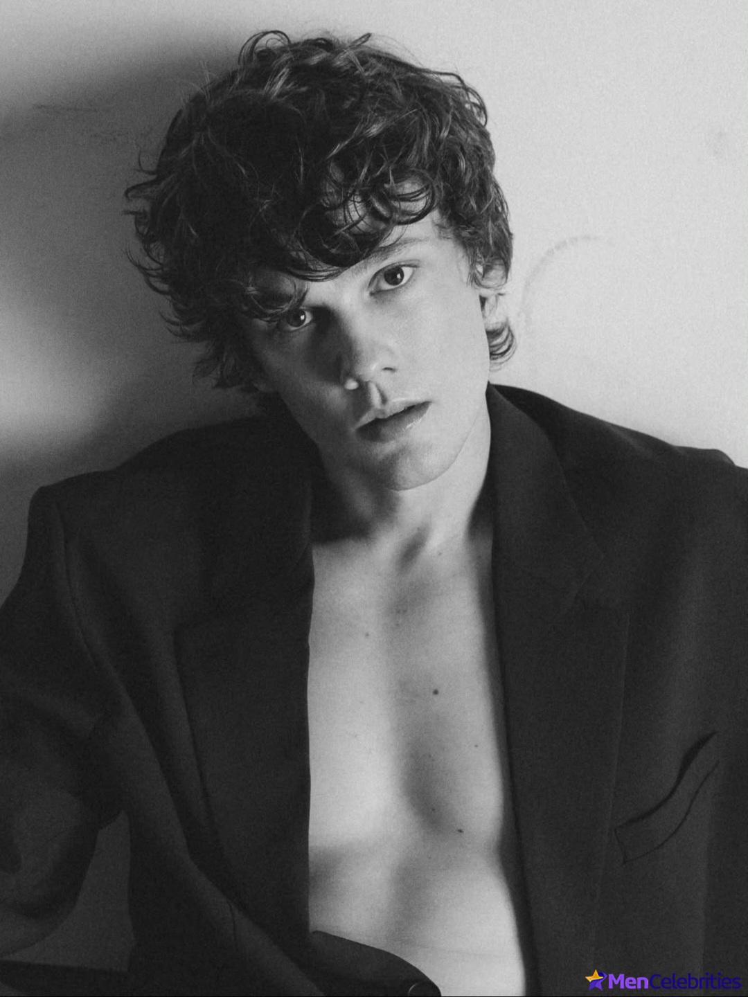 Hunter Doohan shirtless and bulge pics