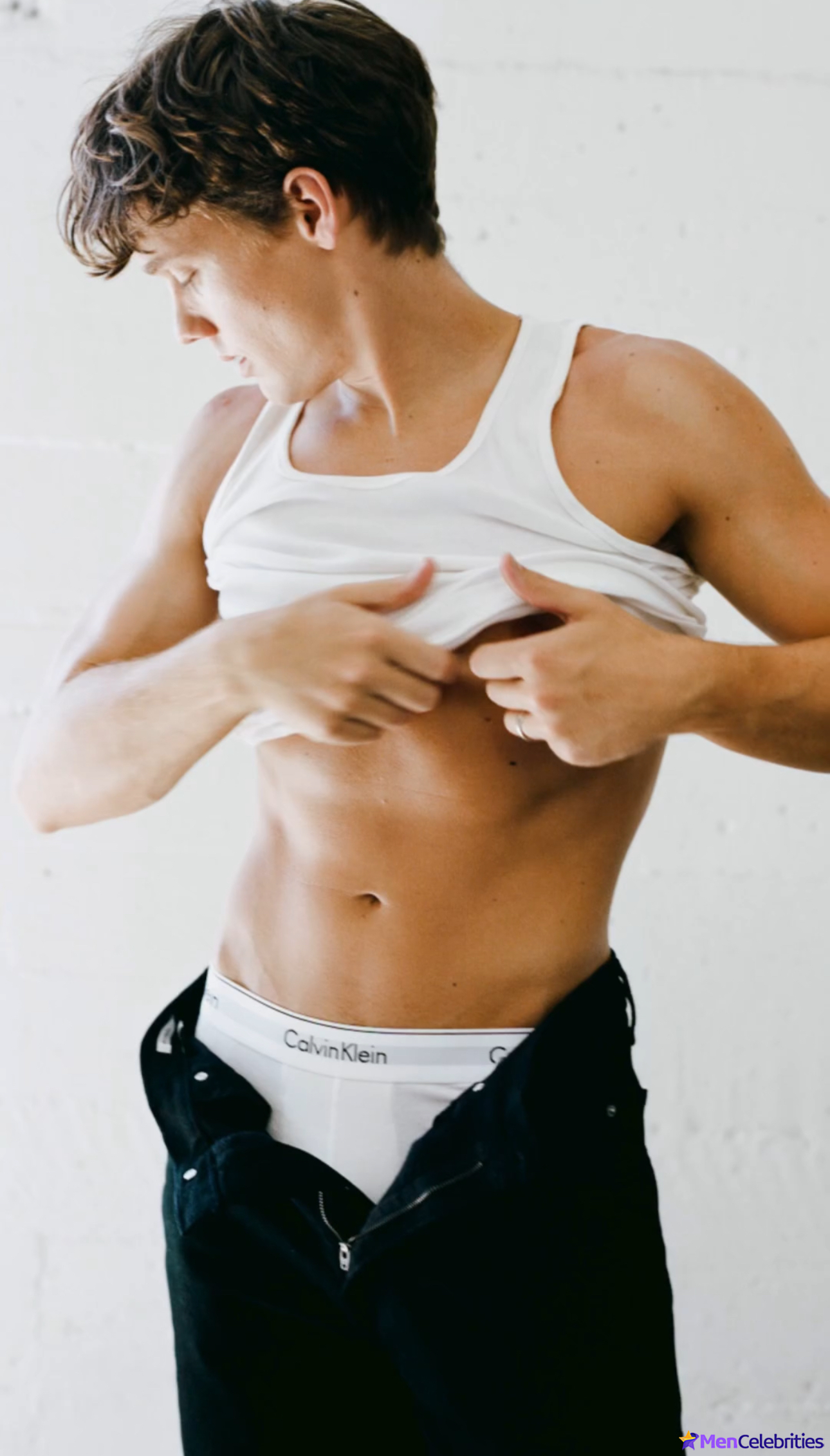 Hunter Doohan shirtless and bulge pics