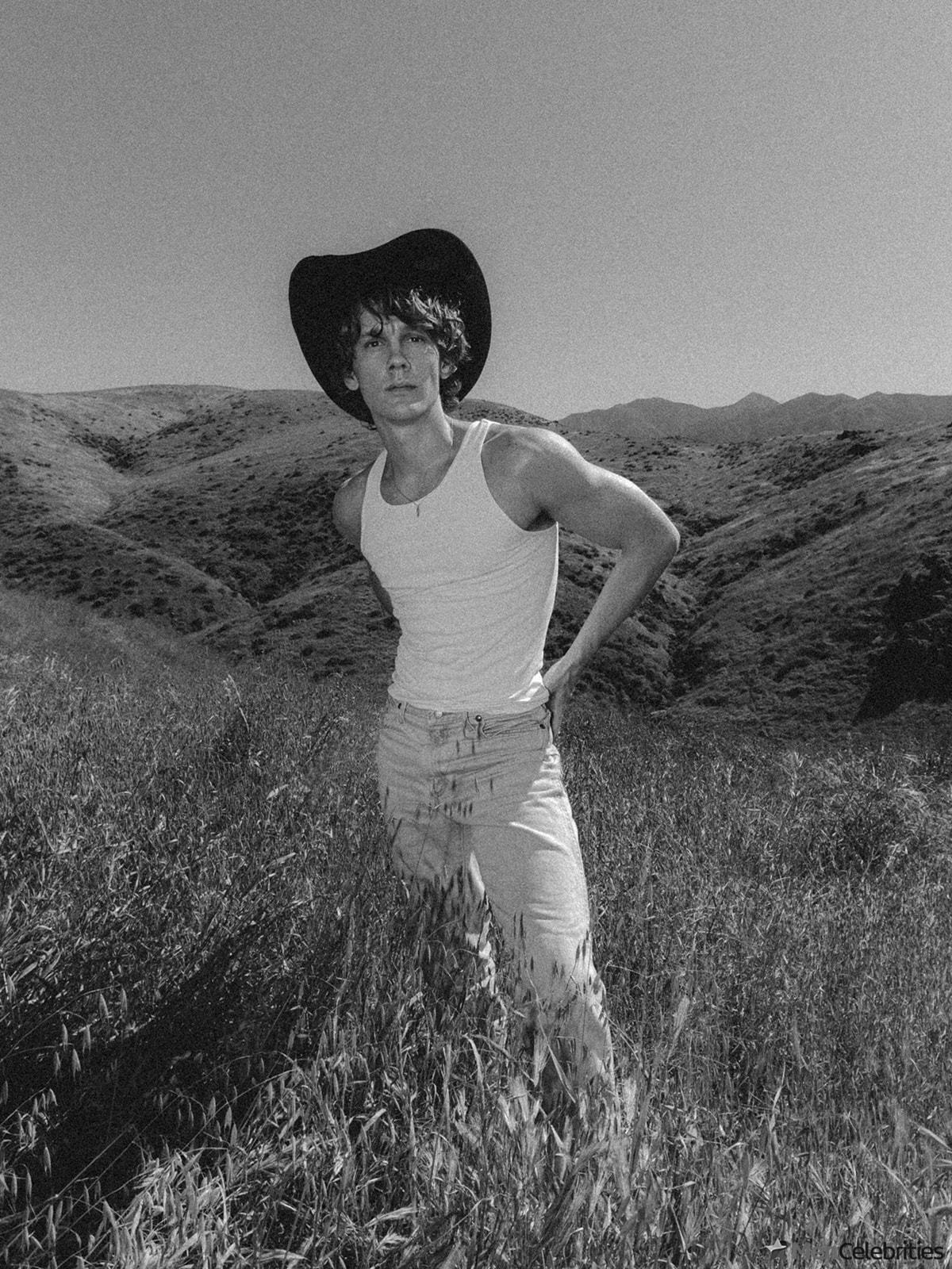 Hunter Doohan shirtless and bulge pics