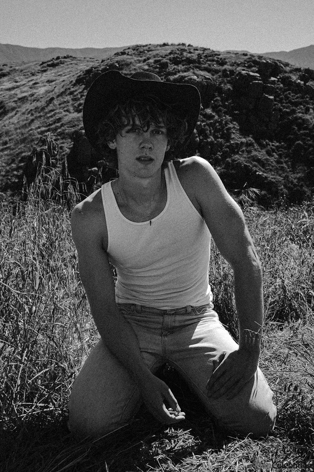 Hunter Doohan shirtless and bulge pics