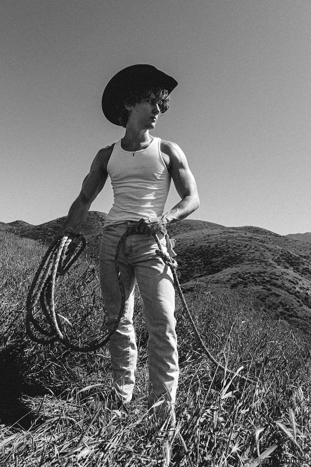 Hunter Doohan shirtless and bulge pics