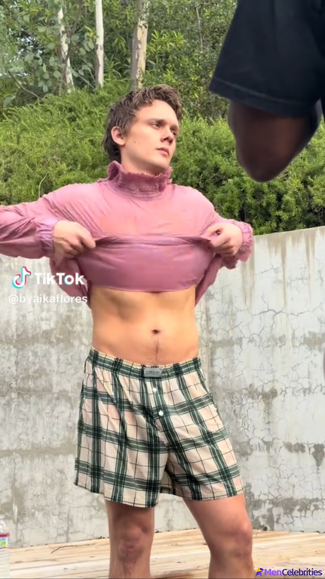 Hunter Doohan shirtless and bulge pics