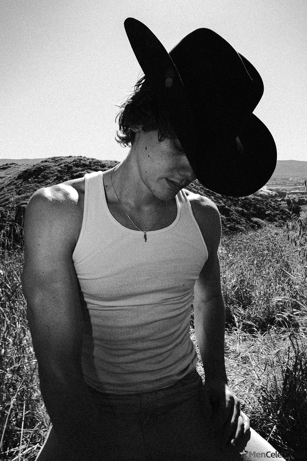 Hunter Doohan shirtless and bulge pics