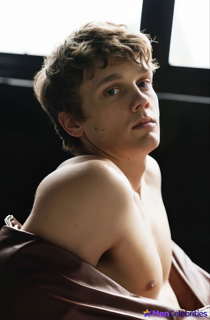 Hunter Doohan shirtless and bulge pics