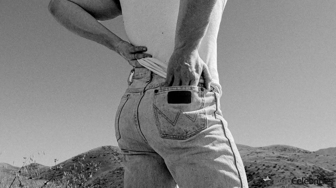 Hunter Doohan shirtless and bulge pics