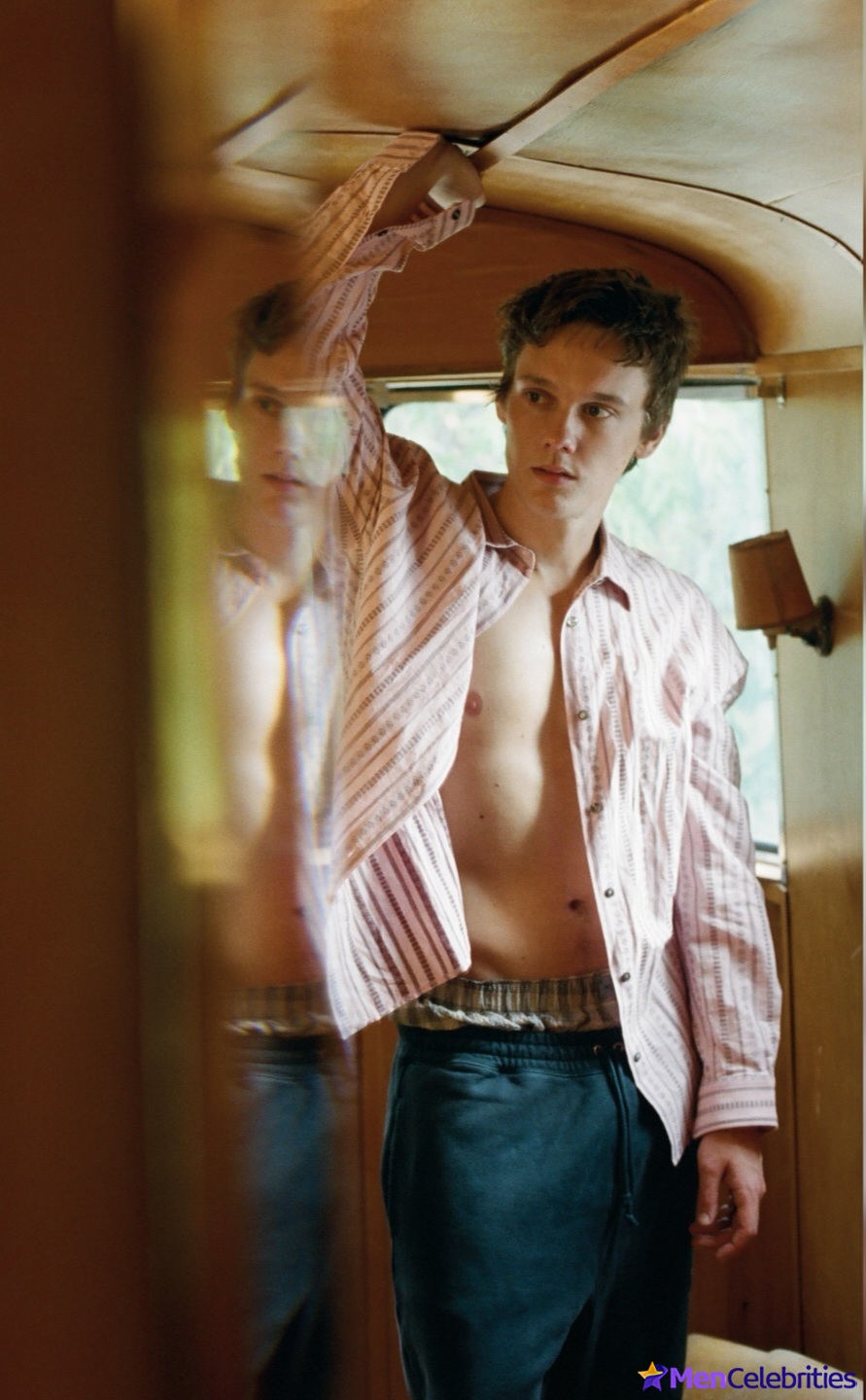 Hunter Doohan shirtless and bulge pics