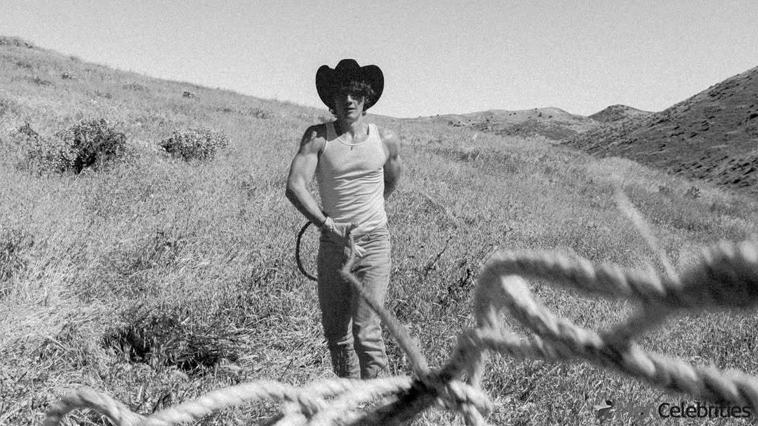 Hunter Doohan shirtless and bulge pics