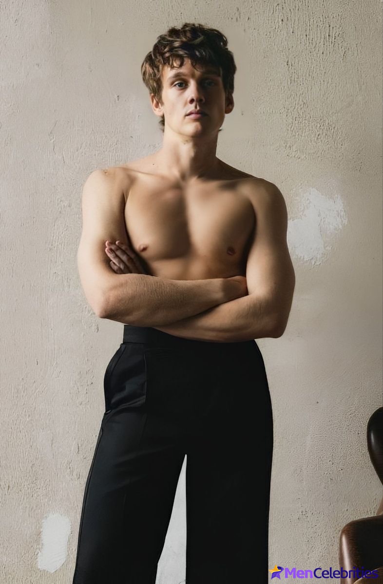 Hunter Doohan shirtless and bulge pics