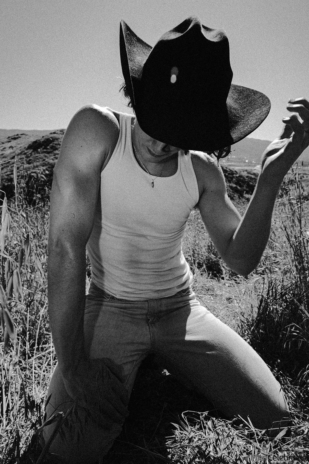 Hunter Doohan shirtless and bulge pics