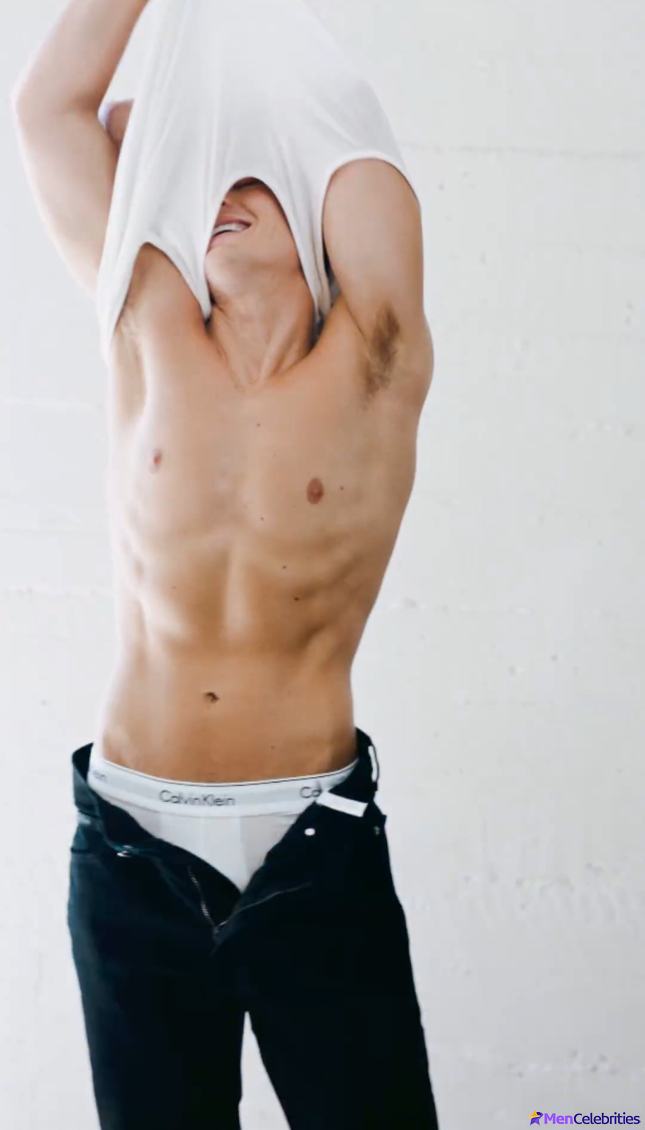 Hunter Doohan striptease