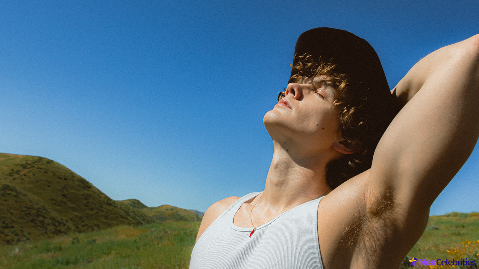 Hunter Doohan shirtless and bulge pics