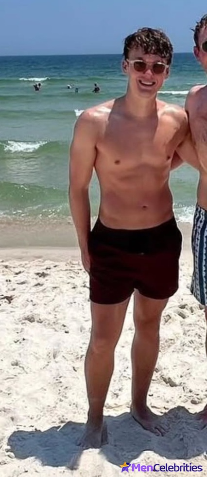 Hunter Doohan shirtless and bulge pics