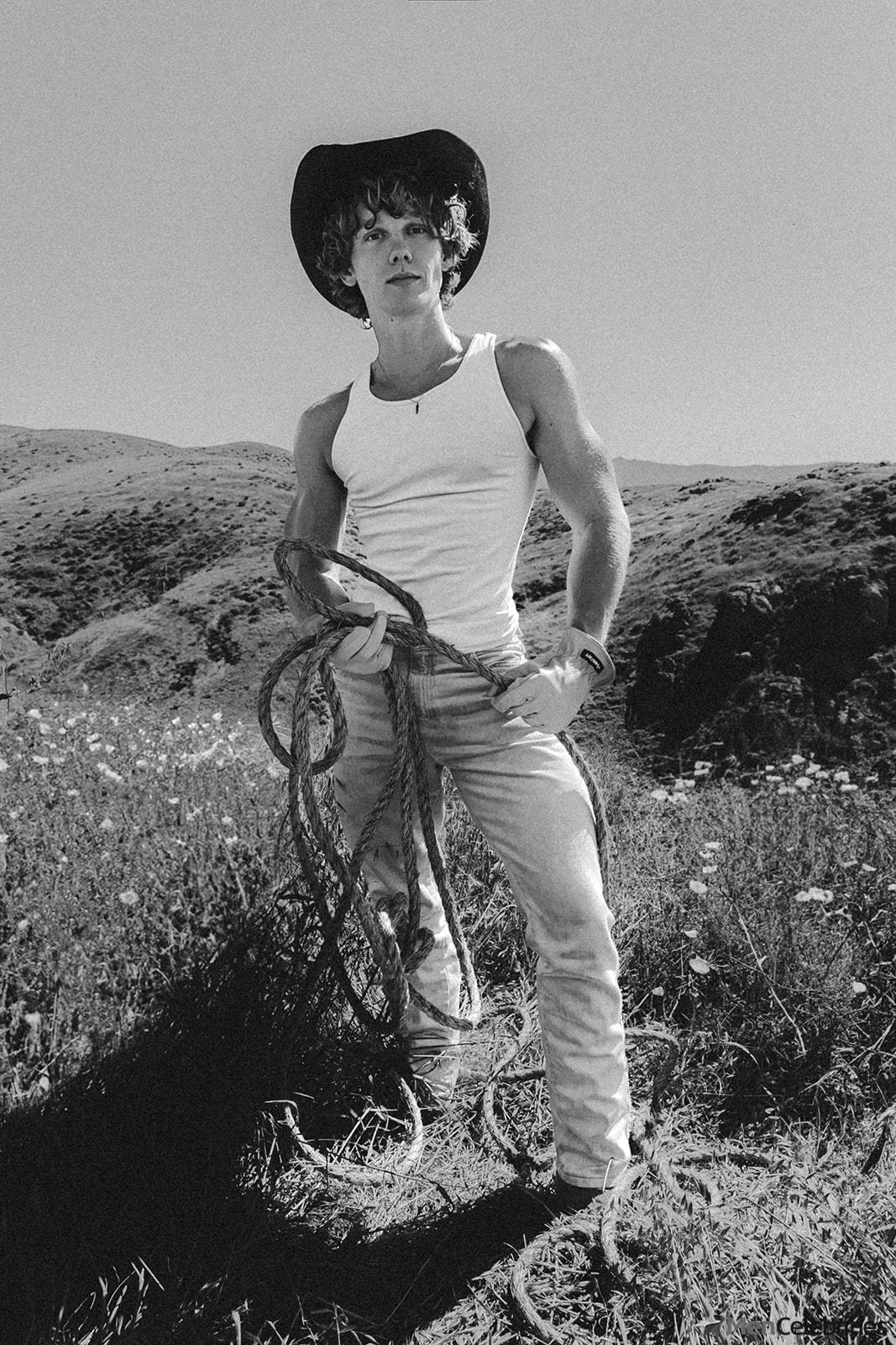 Hunter Doohan shirtless and bulge pics