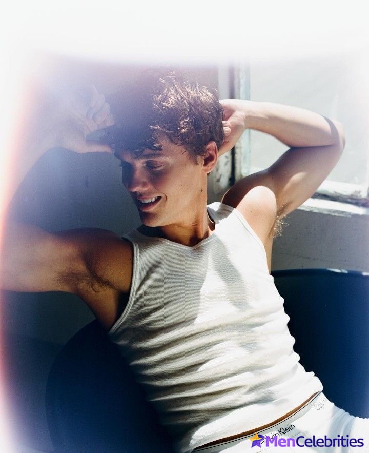 Hunter Doohan shirtless and bulge pics