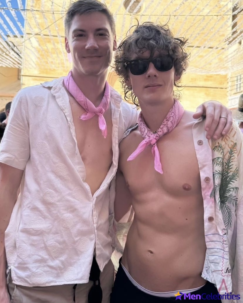 Hunter Doohan shirtless and bulge pics