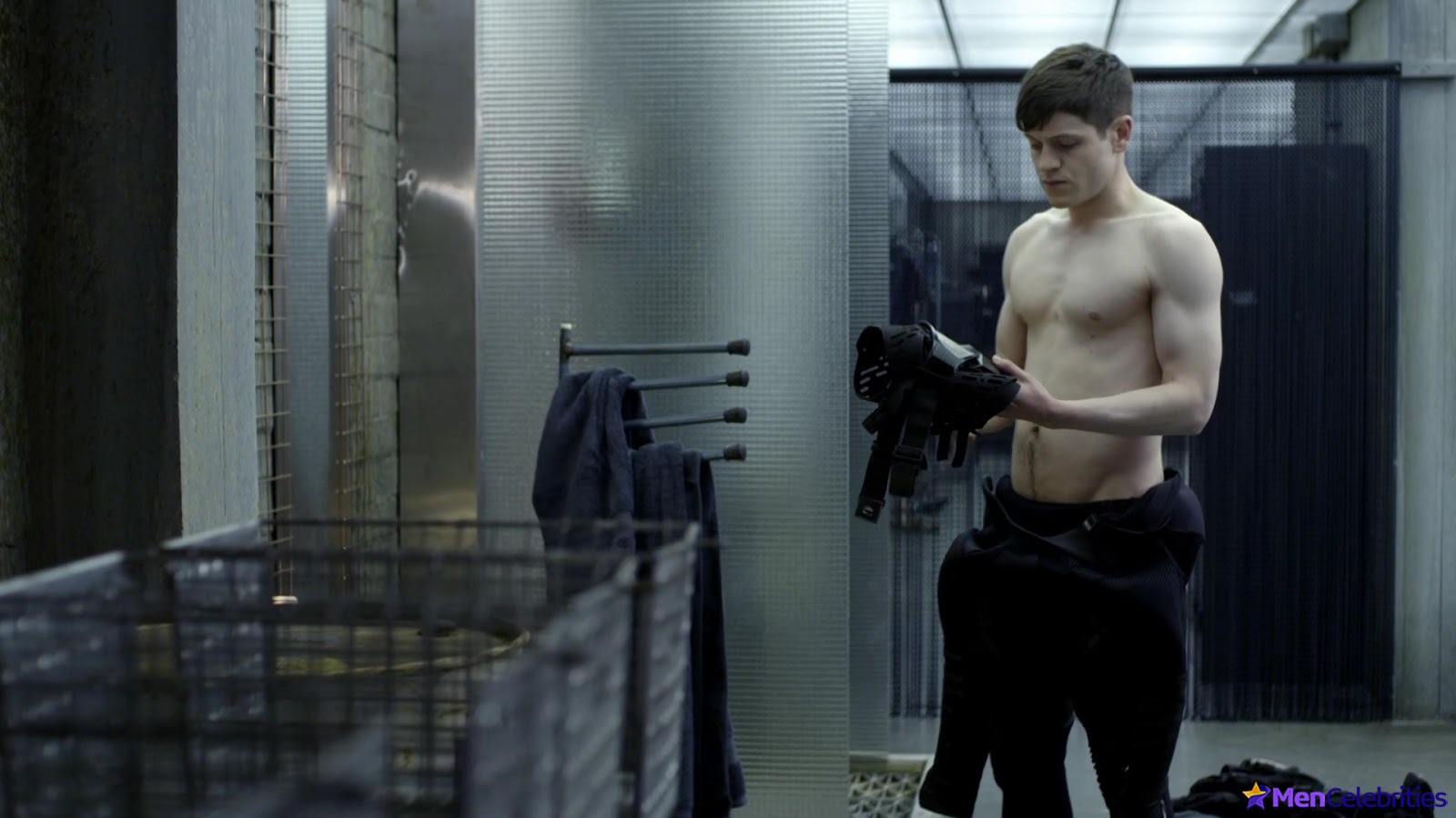 Iwan Rheon sexy