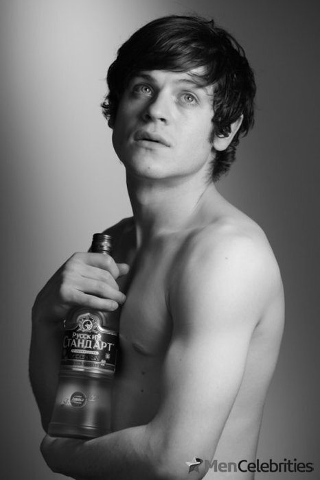 Iwan Rheon nudes