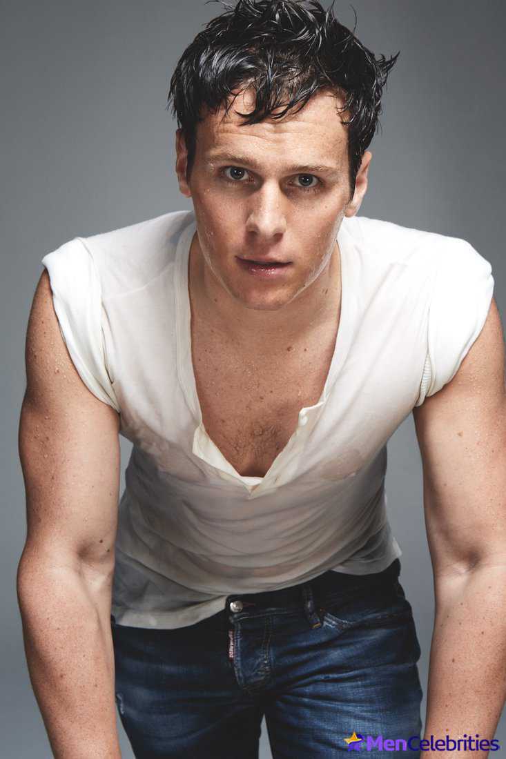 Jonathan Groff shirtless and sexy pics