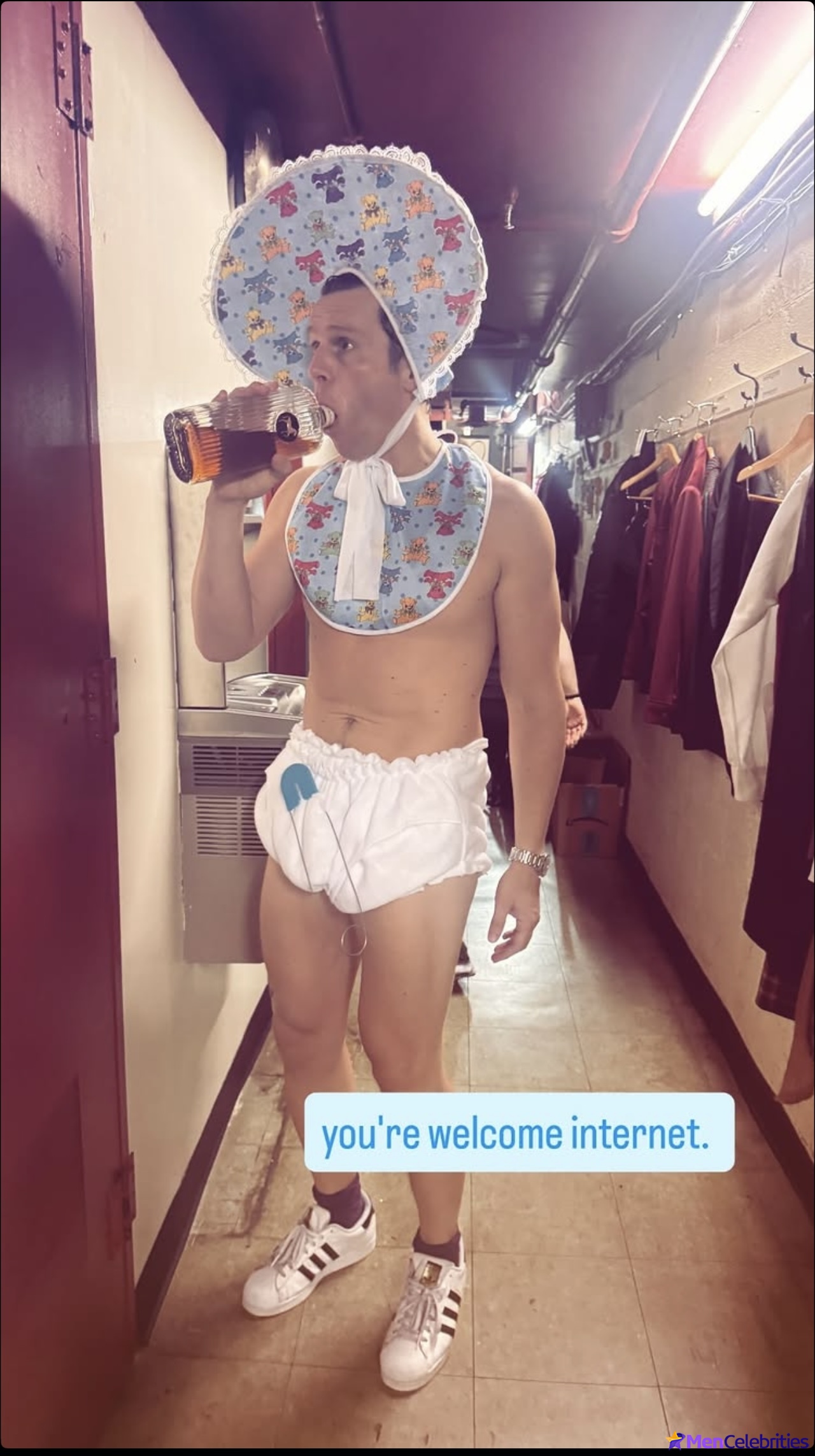 Jonathan Groff shirtless and sexy pics