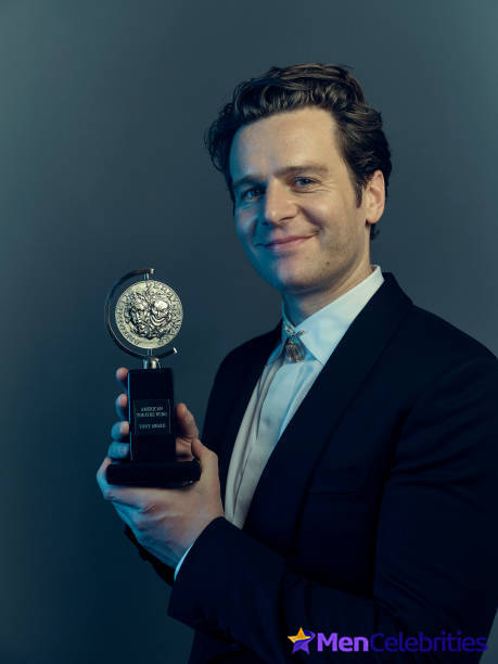 Jonathan Groff shirtless and sexy pics