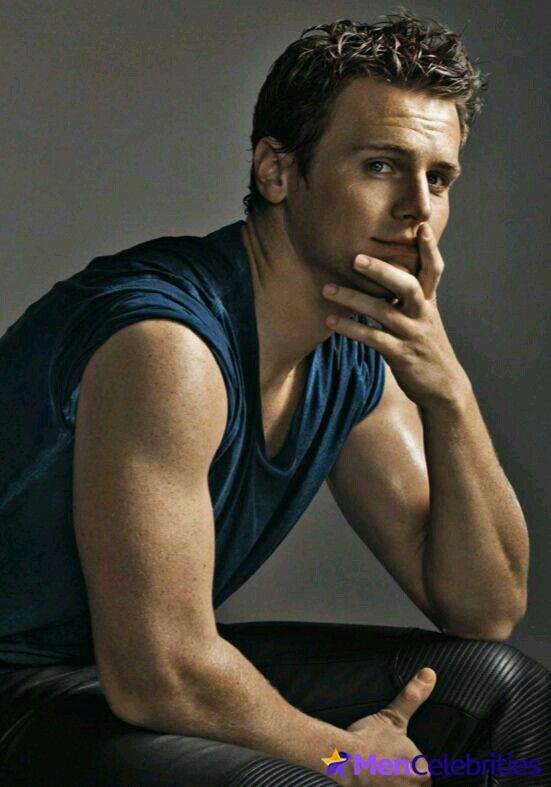 Jonathan Groff shirtless and sexy pics