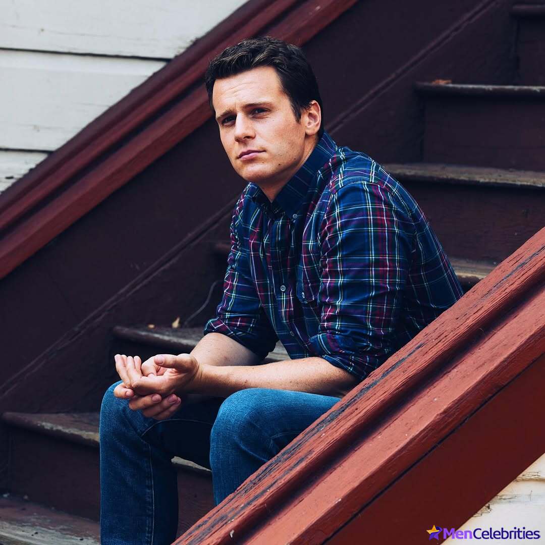 Jonathan Groff shirtless and sexy pics