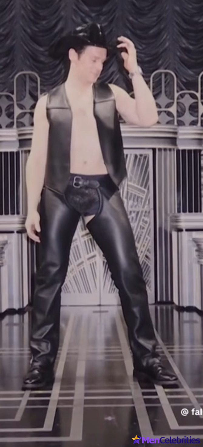 Jonathan Groff shirtless and sexy pics