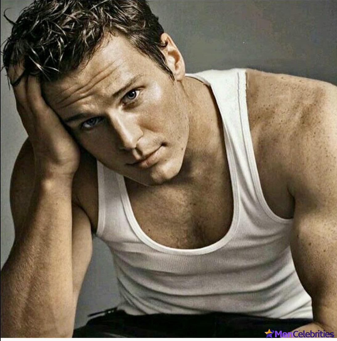 Jonathan Groff shirtless and sexy pics