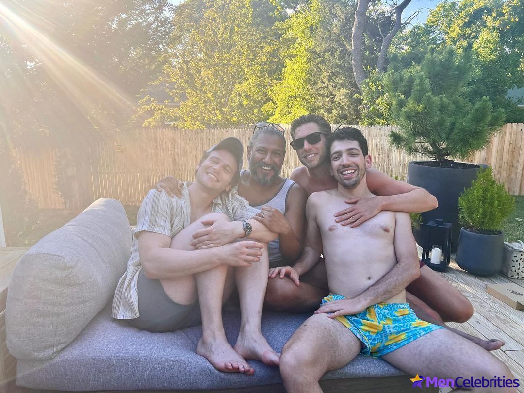 Jonathan Groff shirtless and sexy pics