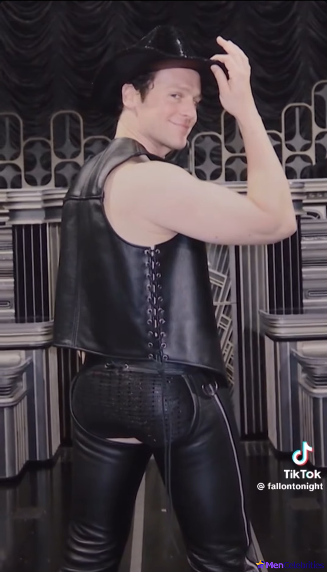 Jonathan Groff shirtless and sexy pics