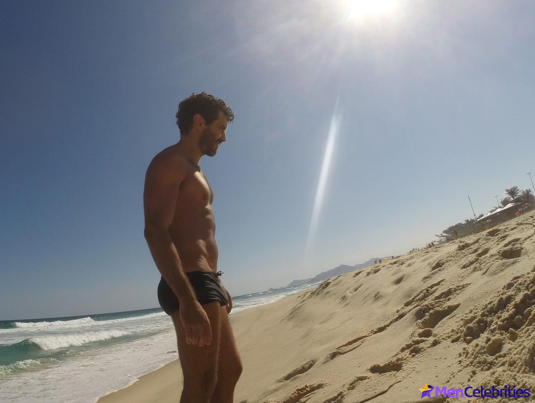Nikolas Antunes shirtless photos
