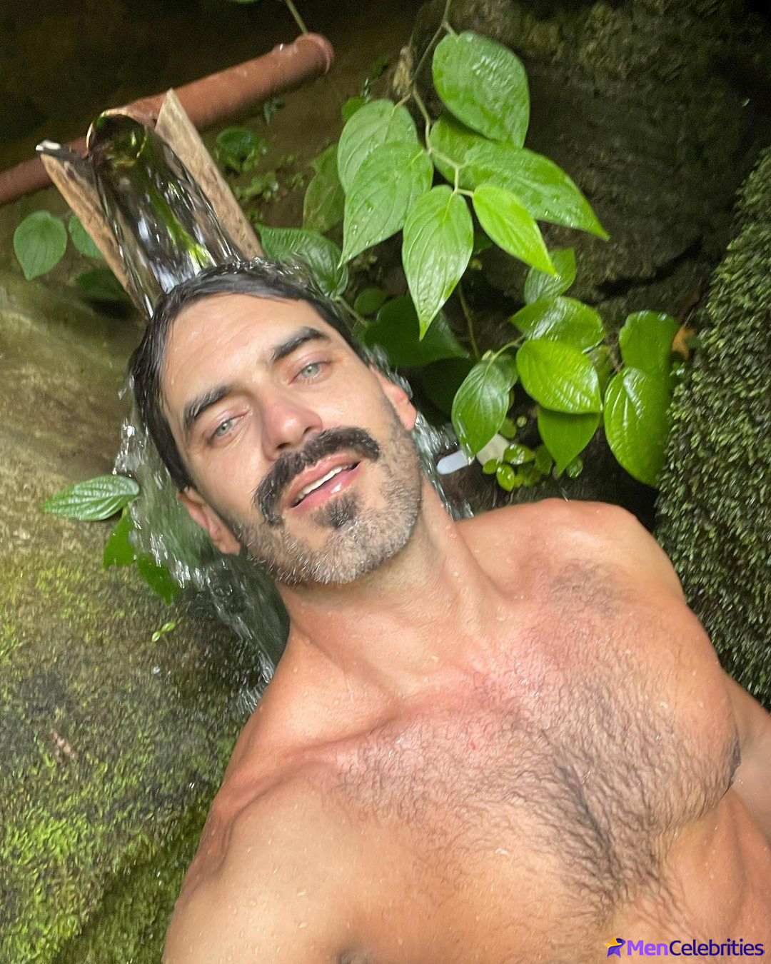 Nikolas Antunes nude selfie