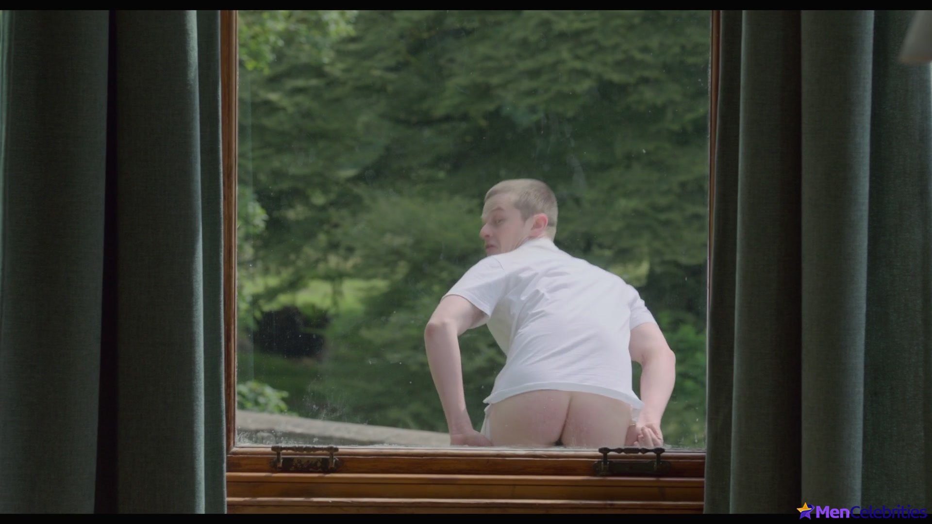 Robert Aramayo nude and gay scenes