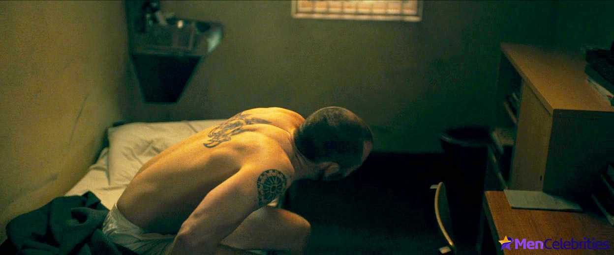 Sam Claflin shirtless and nude scenes