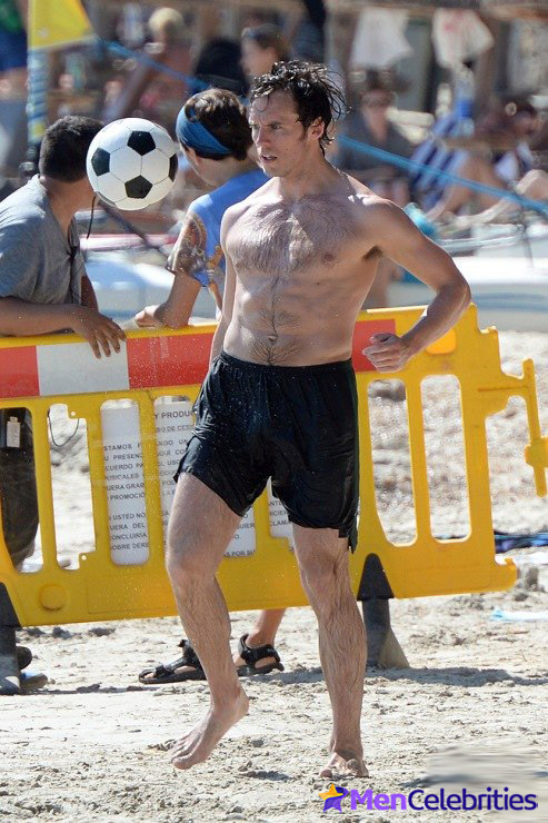 Sam Claflin shirtless and nude scenes