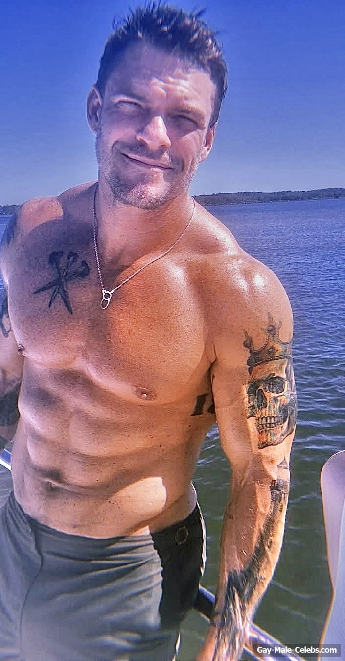 Alan Ritchson shirtless and underwear pics