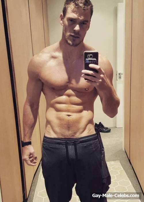 Alan Ritchson sexy selfie