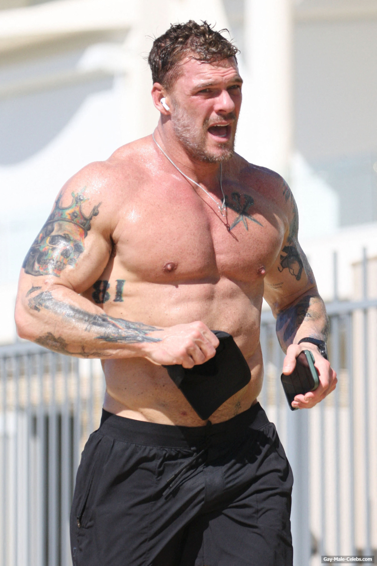 Alan Ritchson penis bulge