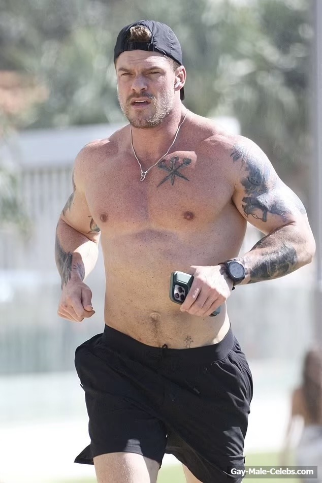 Alan Ritchson shirtless