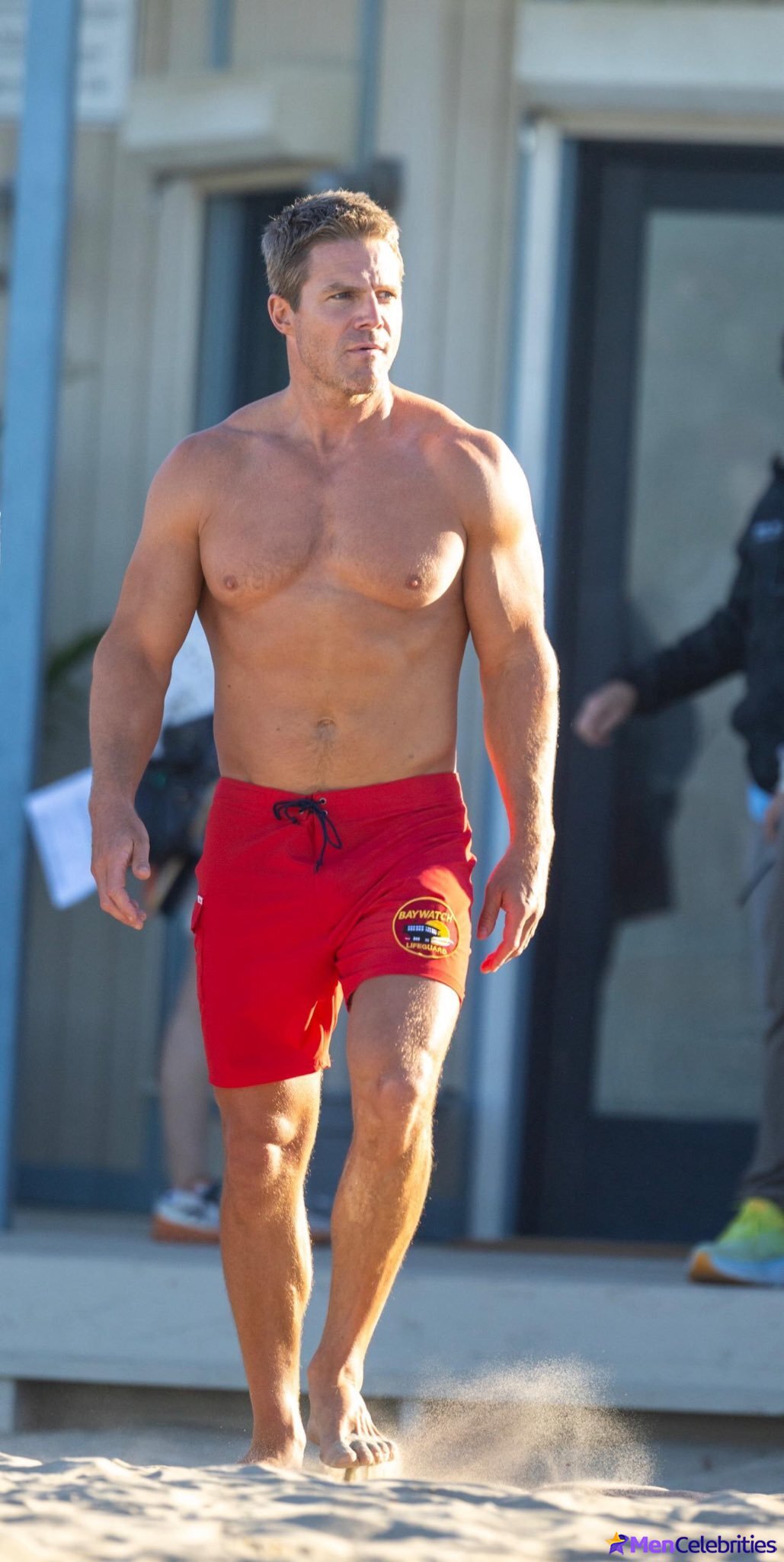 Baywatch Reboot Stephen Amell Shows Off Ripped Body