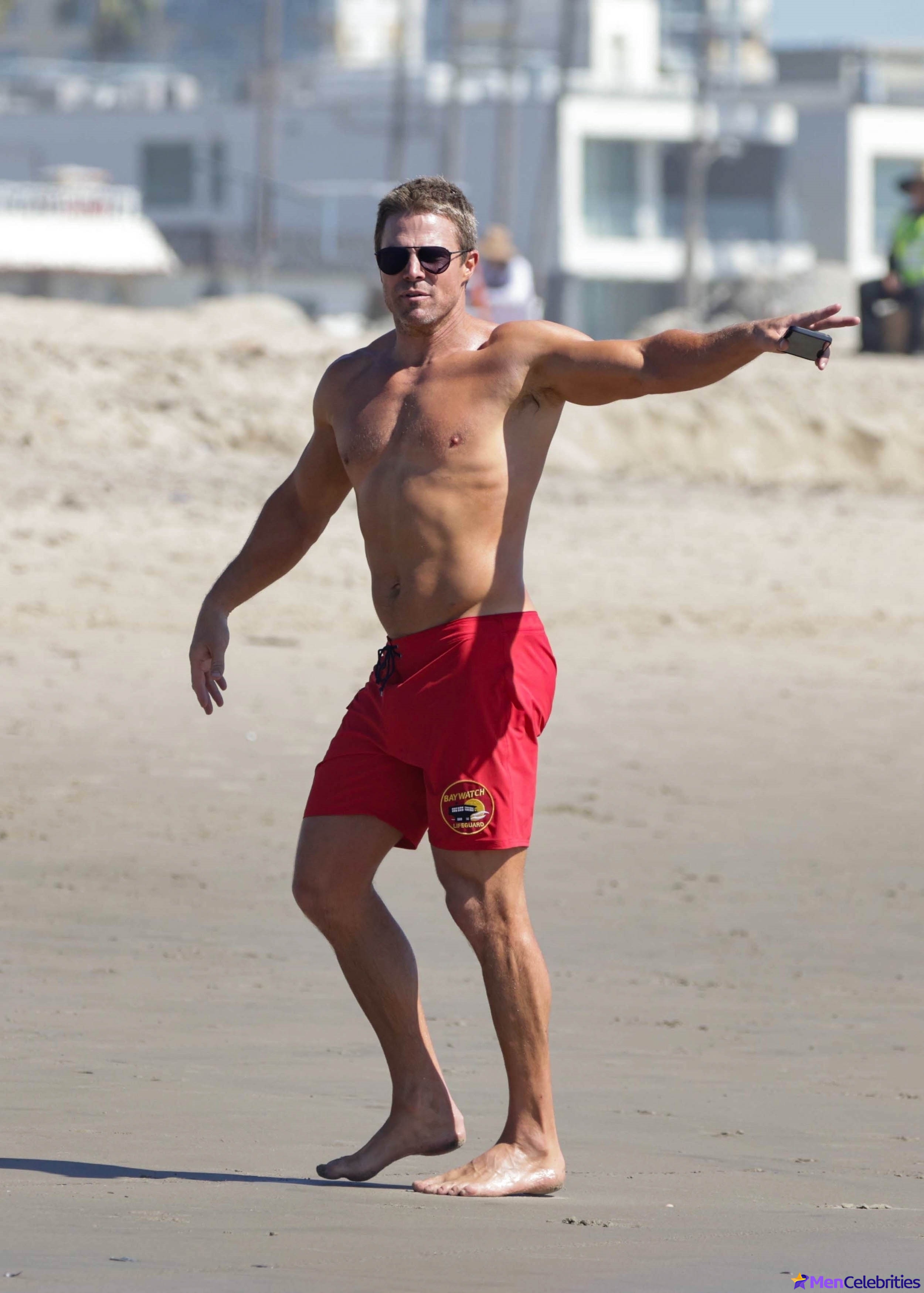 Baywatch Reboot Stephen Amell Shows Off Ripped Body