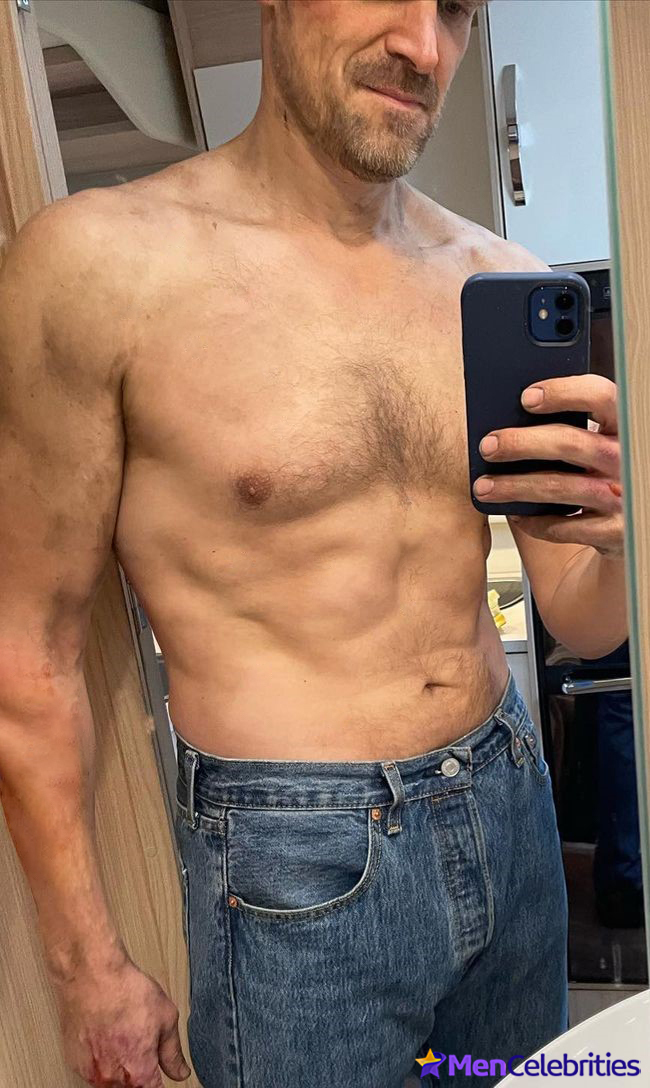 David Harbour shirtless and bulge pics