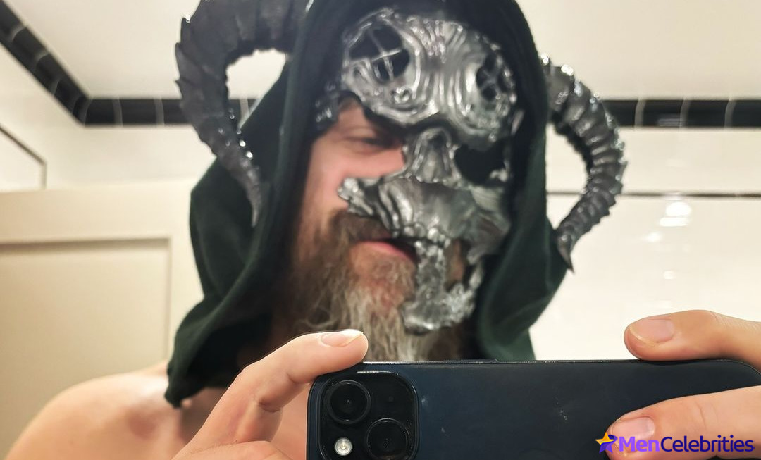 David Harbour shirtless and bulge pics