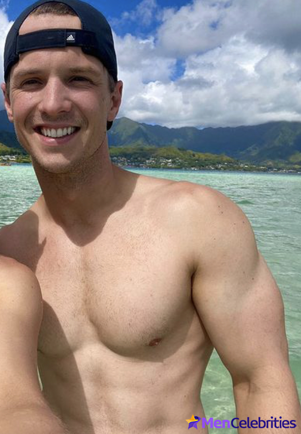 Freddie Stroma shirtless and dick bulge pics