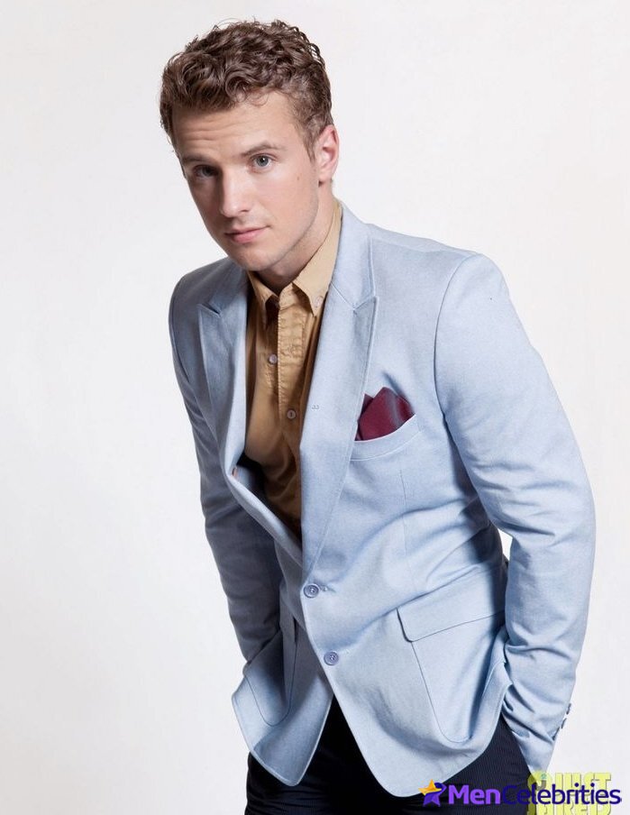 Freddie Stroma shirtless and dick bulge pics