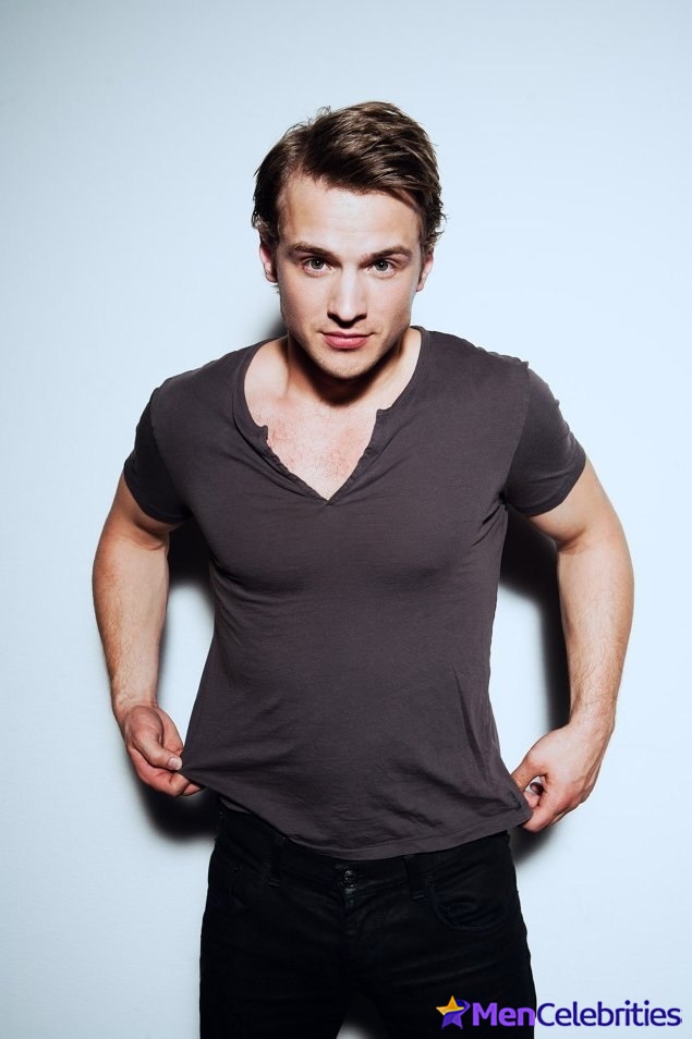 Freddie Stroma shirtless and dick bulge pics